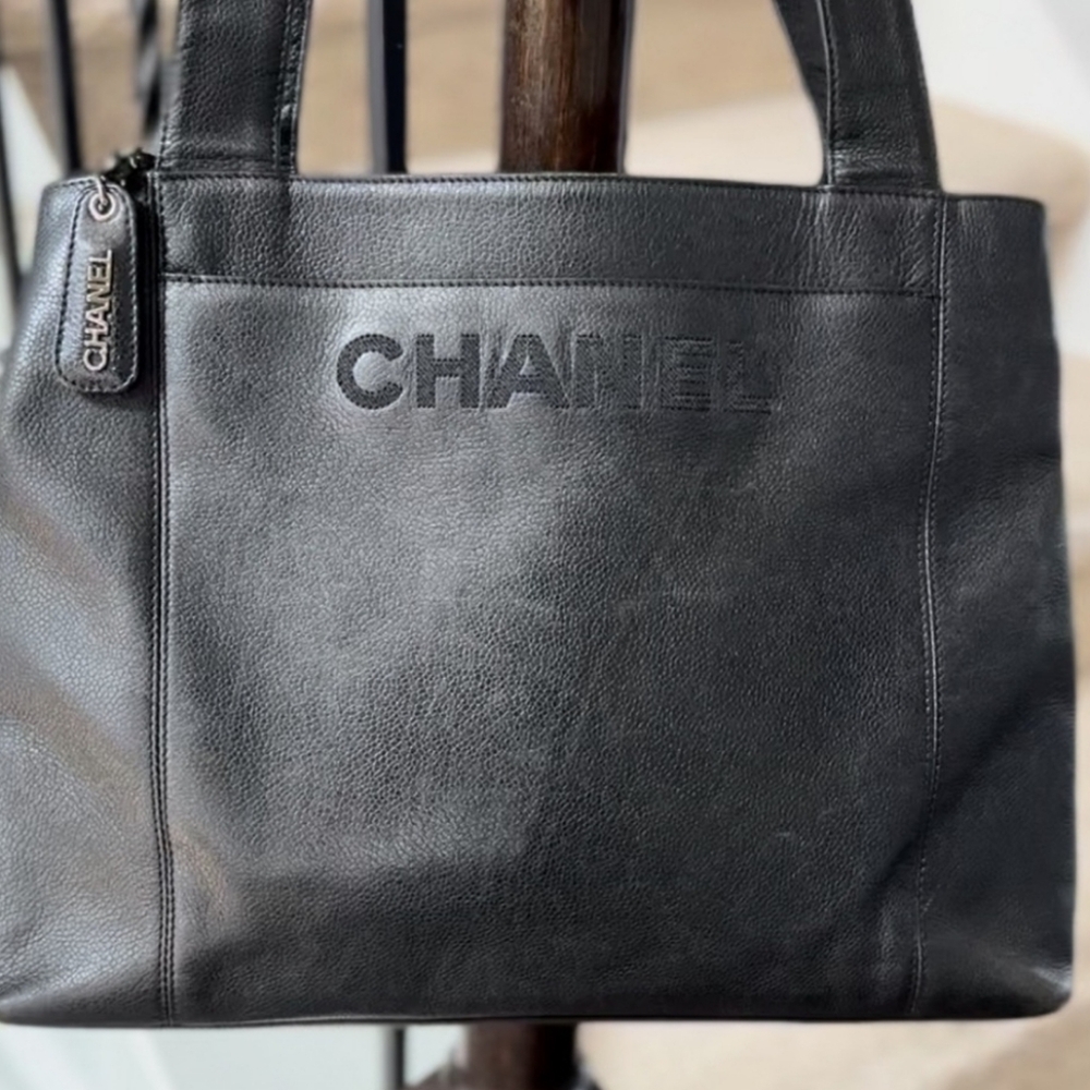 CHANEL Black Leather Shoulder Bag